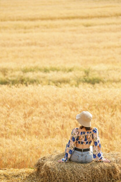 Femme, apprécier, nature, ferme, champ