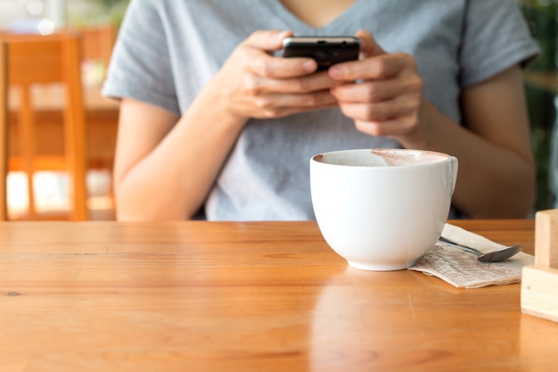 Femme, apprécier, réchauffement, boisson, tard, café, tasse