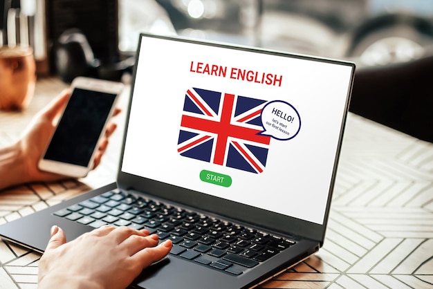 Femme apprenant l'anglais en ligne avec un écran d'ordinateur portable Étudiante utilisant un ordinateur portable faisant des cours en ligne sur l'anglais