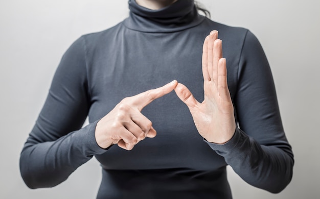 Une femme apprend la langue des signes pour parler