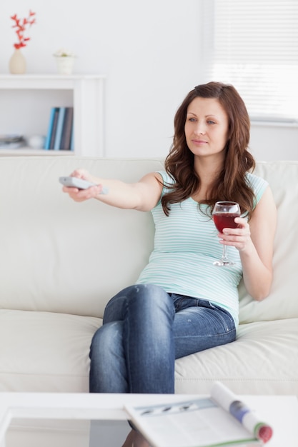 Femme En Appuyant Sur Une Télécommande