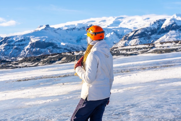 Photo une femme après être sortie d'une grotte du glacier vatnajokull pendant ses vacances en islande