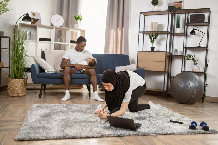 Photo femme arabe en foulard sur la tête faisant de la gymnastique dans le salon à la maison