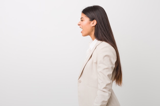 Femme arabe jeune entreprise isolée sur blanc criant vers un espace de copie