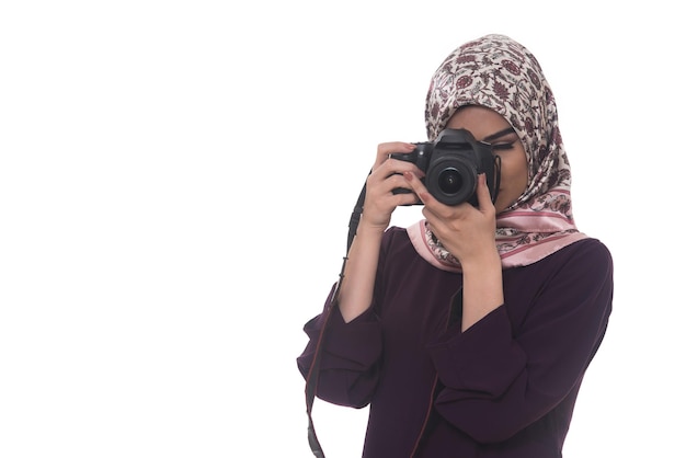 Photo femme arabe portant un hijab prenant une photographie