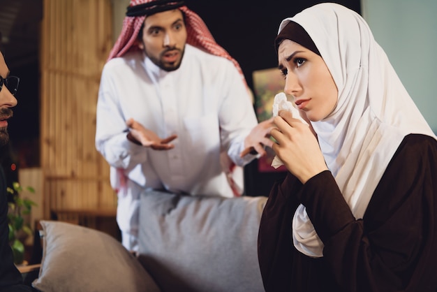 Femme arabe avec son mari à la réception d'un psychologue