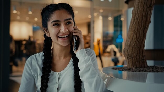 Femme arabe souriante du Moyen-Orient acheteur client étudiant femme d'affaires fille ethnique dame dépenser