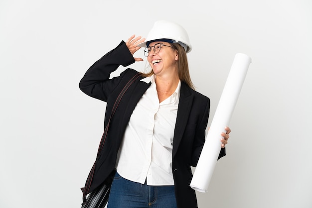 Femme d'architecte d'âge moyen avec casque et tenant des plans isolés