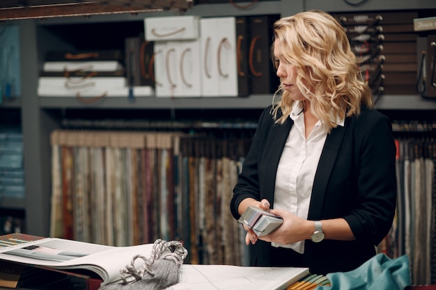 Femme d'architecte d'intérieur au travail. Design et décoration d'intérieur.