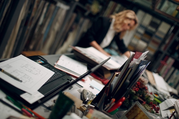 Femme d'architecte d'intérieur au travail. Design et décoration d'intérieur.