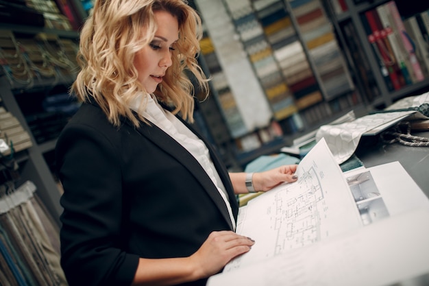 Femme d'architecte d'intérieur au travail. Design et décoration d'intérieur.