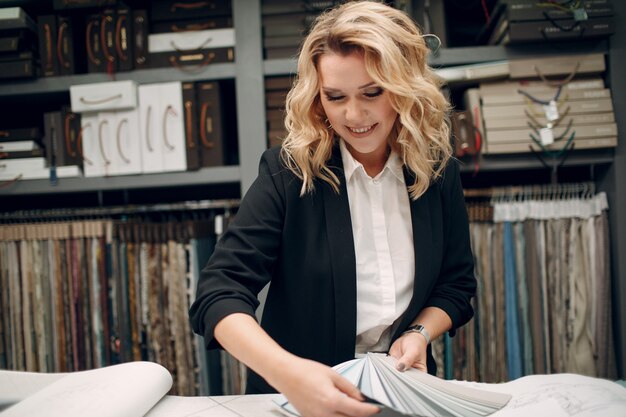 Femme d'architecte d'intérieur au travail. Design et décoration d'intérieur.