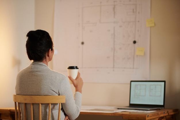 femme, architecte, regarder, bâtiment, plan