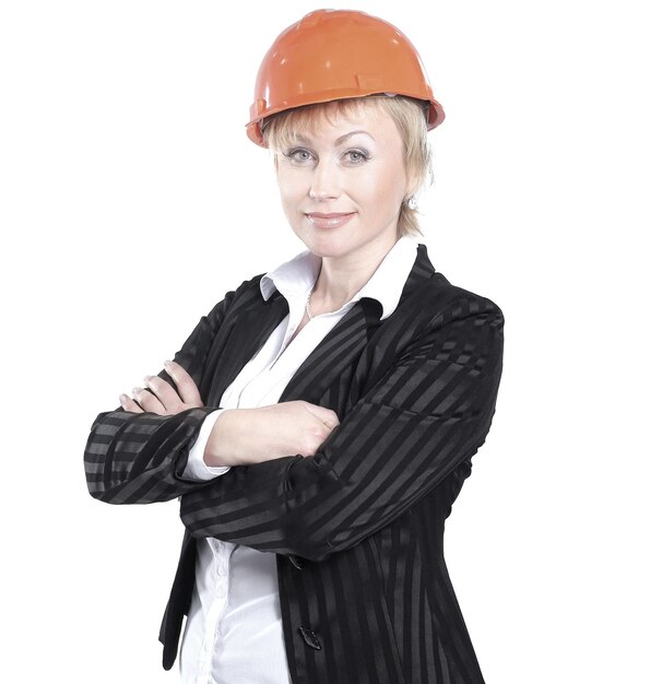 Femme architecte souriante dans le casque orange isolée sur blanc