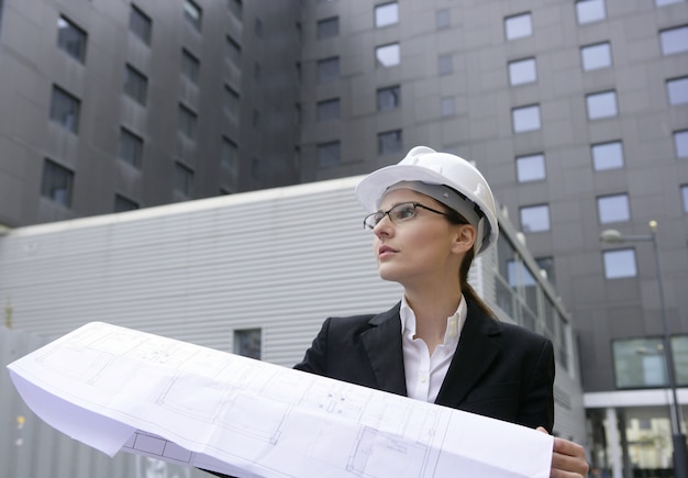 Femme architecte travaillant en plein air avec des bâtiments