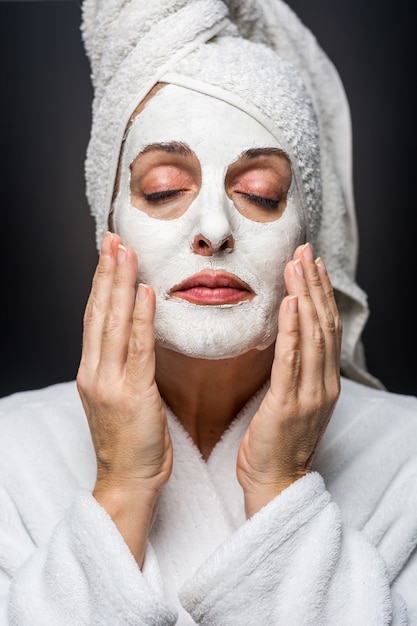 Femme, argile blanche, masque