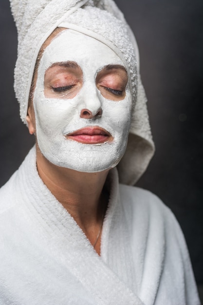 Femme, argile blanche, masque