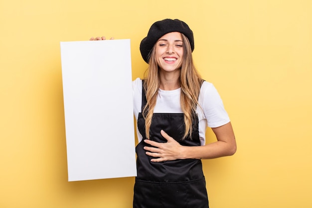 Femme artiste riant aux éclats d'un concept de toile vide de blague hilarante