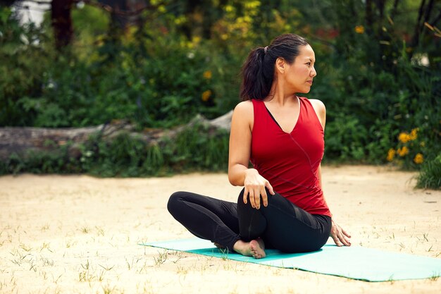 Femme asiatique adulte faisant du yoga dans la nature, faisant des exercices d'étirement et de flexibilité, cours de yoga pour femmes adultes