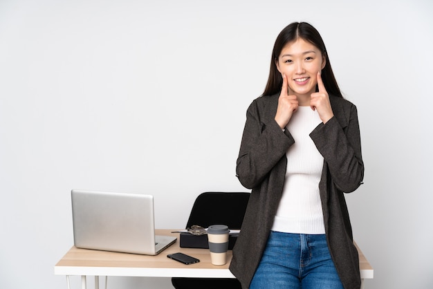 Femme asiatique d'affaires dans son lieu de travail