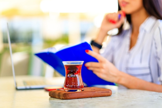 Femme asiatique d'affaires occupée à travailler sur un ordinateur portable au café d'été en plein air sur la plage tropicale