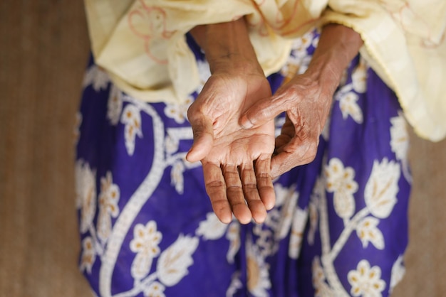 Femme asiatique âgée souffrant de douleur