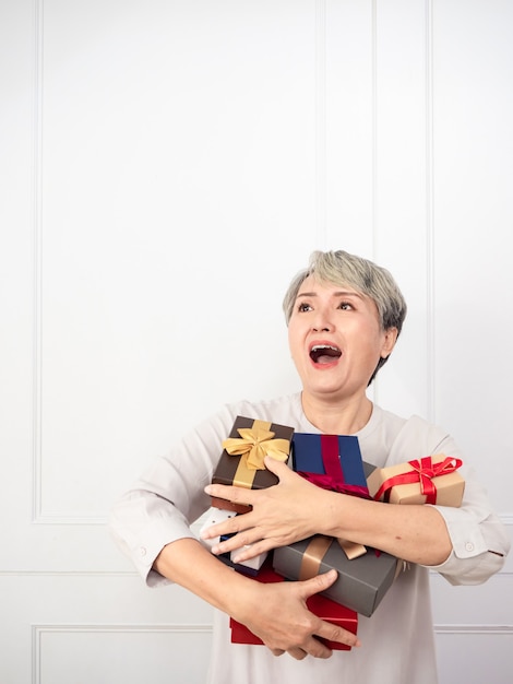 Femme Asiatique âgée Tenant Une Monture De Coffrets Cadeaux, Profitant De Nombreux Meilleurs Cadeaux.