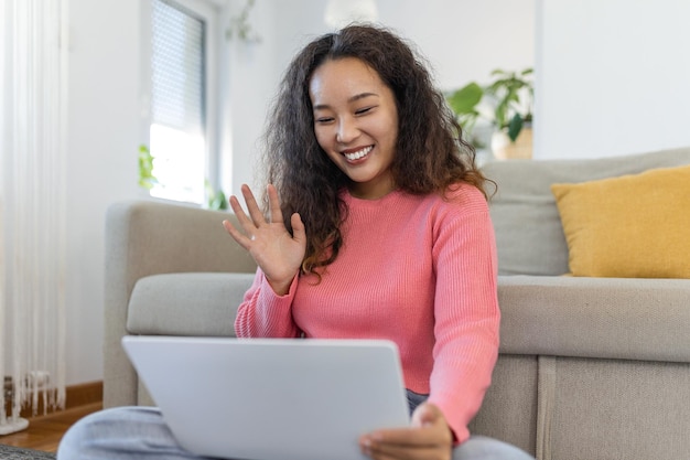 Femme asiatique agitant un ordinateur portable et parlant à ses amis via un appel vidéo étudiante parlant par vidéoconférence enseignante formatrice tutorat par webcam formation en ligne concept d'écoaching