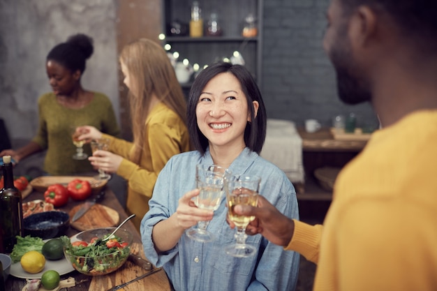 Femme asiatique, apprécier, dîner partie