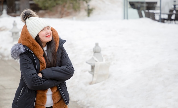 Femme asiatique, apprécier, paysage hiver