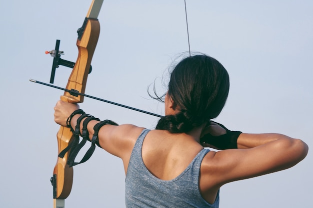 Femme asiatique avec arc arachery