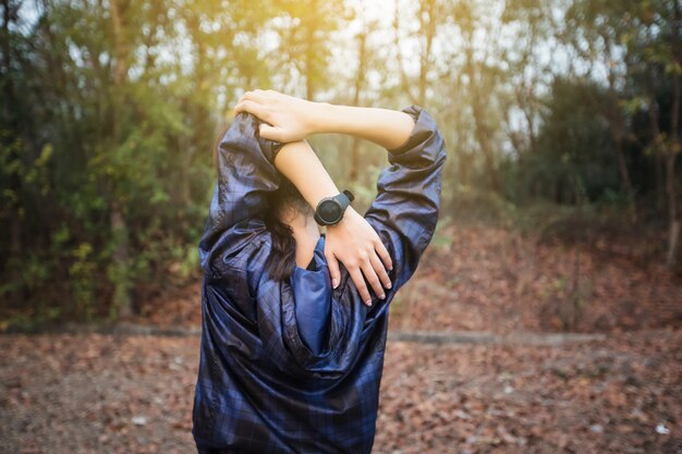 Femme asiatique athlétique échauffement et exercice