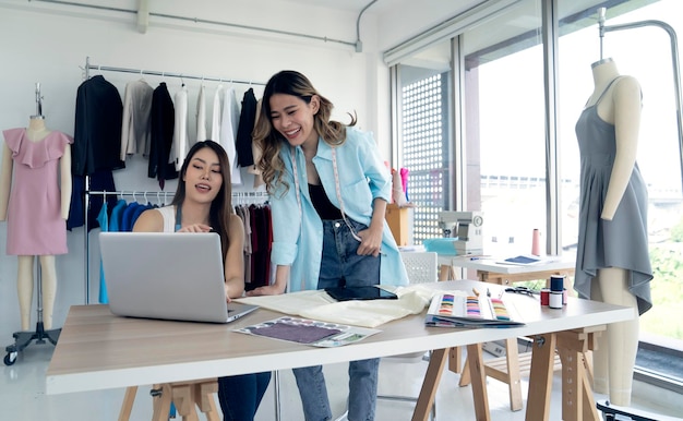 femme asiatique au bureau