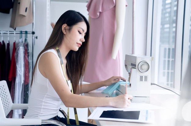 femme asiatique au bureau