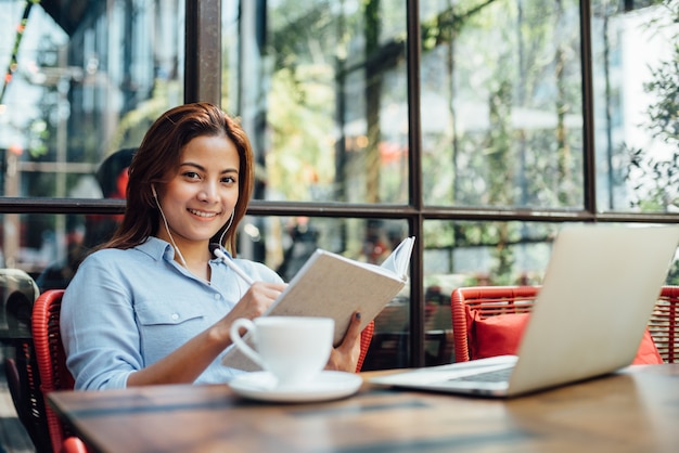 Femme asiatique au café