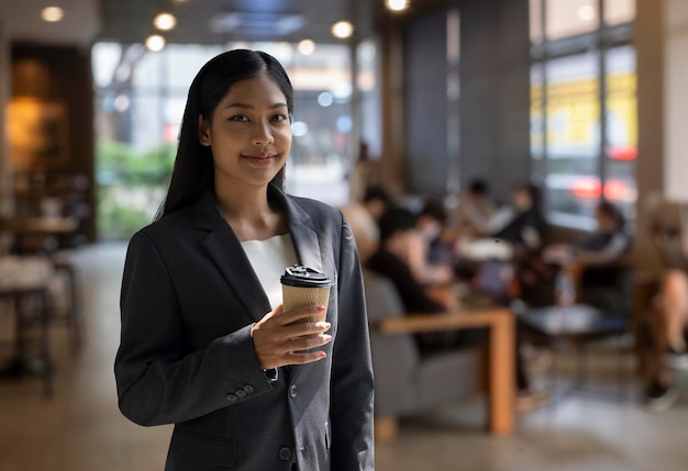 femme asiatique au café