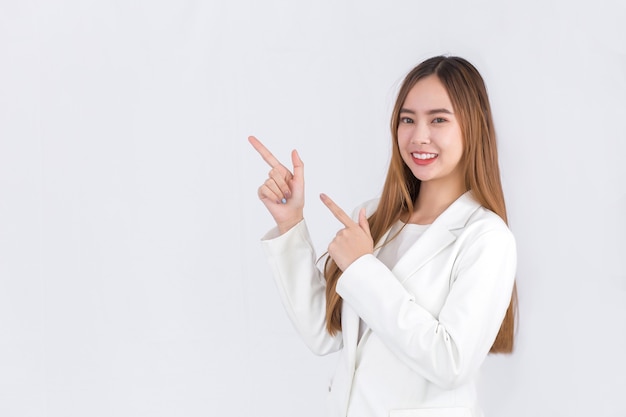 Une femme asiatique aux cheveux longs en bronze vêtue d'un costume blanc et assez souriante est un produit présent