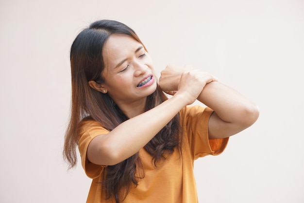 femme asiatique, avoir, douleur bras