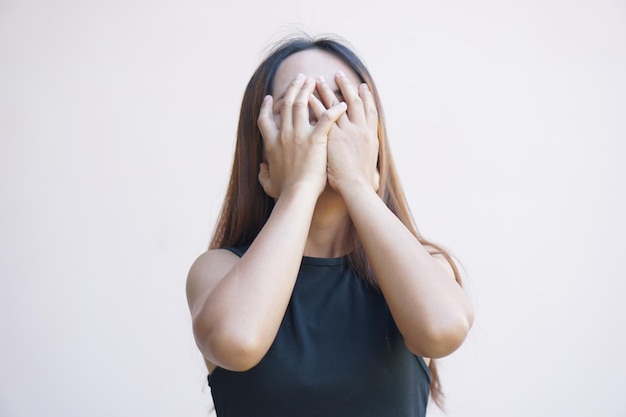 Femme asiatique ayant des douleurs dans le contour des yeux