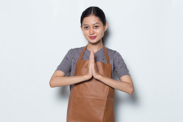 Femme asiatique barista porter un tablier concept de service de café de geste de bienvenue