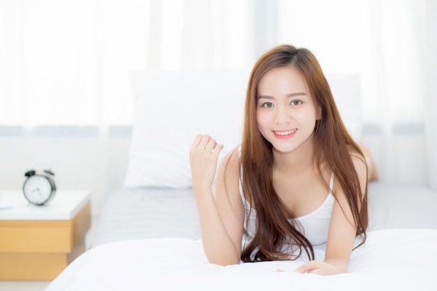 Femme asiatique beau portrait allongé et sourire tout en se levant