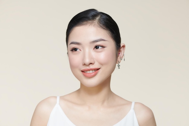 Femme asiatique avec un beau visage et une peau douce et fraîche