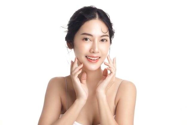 Femme asiatique avec un beau visage et une peau fraîche et propre parfaite Joli modèle féminin avec un maquillage naturel et des yeux pétillants sur fond blanc isolé Traitement du visage Cosmétologie beauté Concept