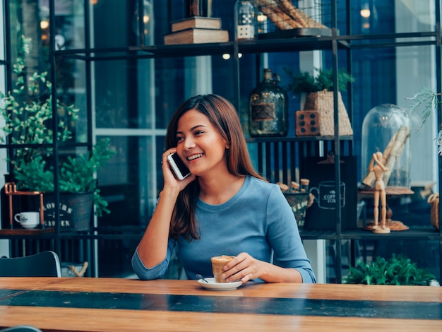 Femme asiatique, boire du café au café-restaurant