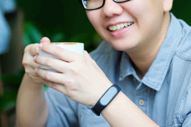 Femme asiatique, boire du café avec le visage souriant, mode de vie