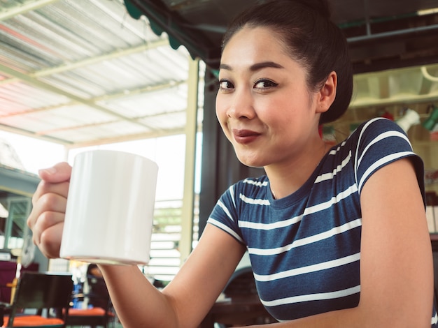 Femme asiatique en boisson et se détendre au café café.