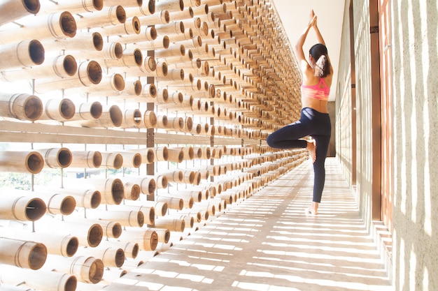 Femme asiatique en bonne santé, faire du yoga