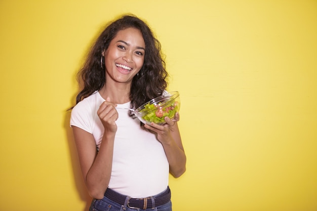 Femme asiatique en bonne santé, manger un bol de salade