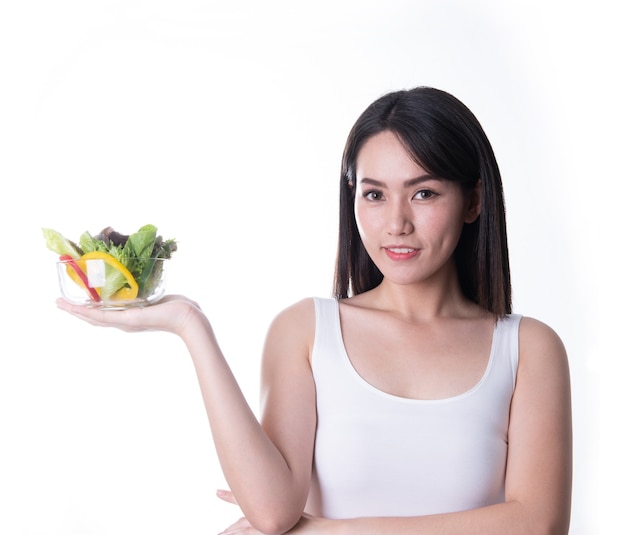 Femme asiatique en bonne santé avec salade isolée. Nourriture verte végétarienne de mode de vie sain.