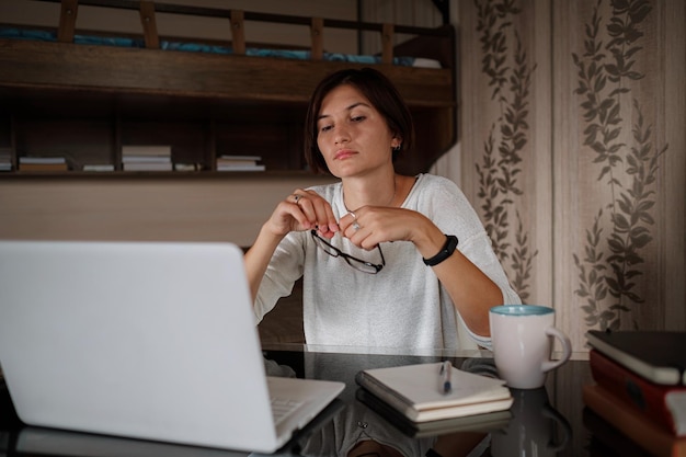 Femme asiatique bouleversée travaillant à domicile